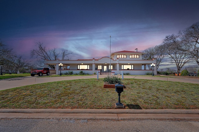 view of front of property with a lawn