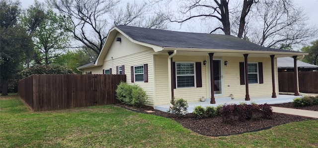 view of front of home featuring a front yard