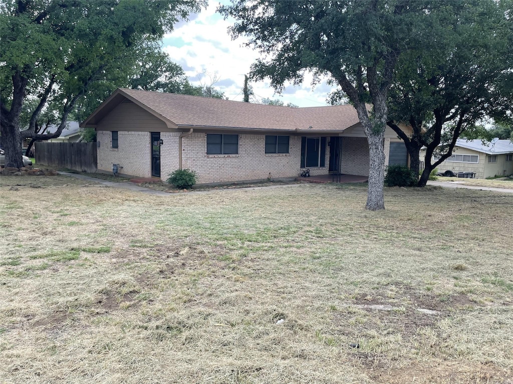 single story home featuring a front lawn