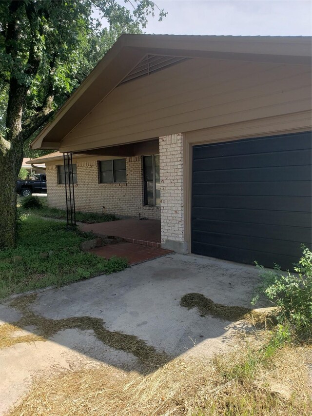 entrance to property featuring a patio area