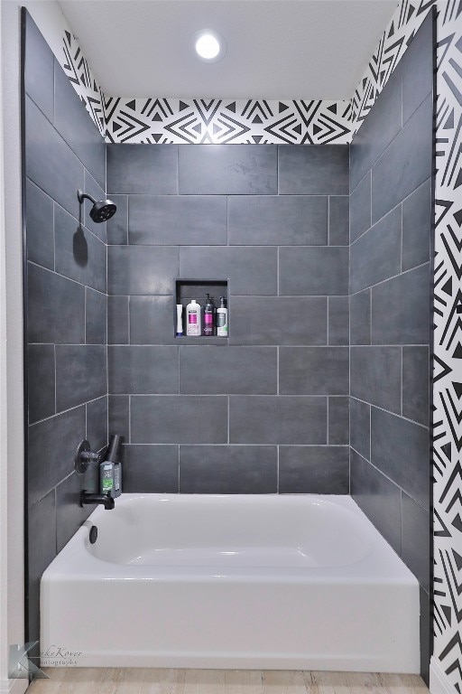 bathroom with tiled shower / bath combo