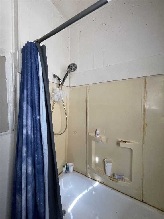 bathroom with shower / tub combo with curtain