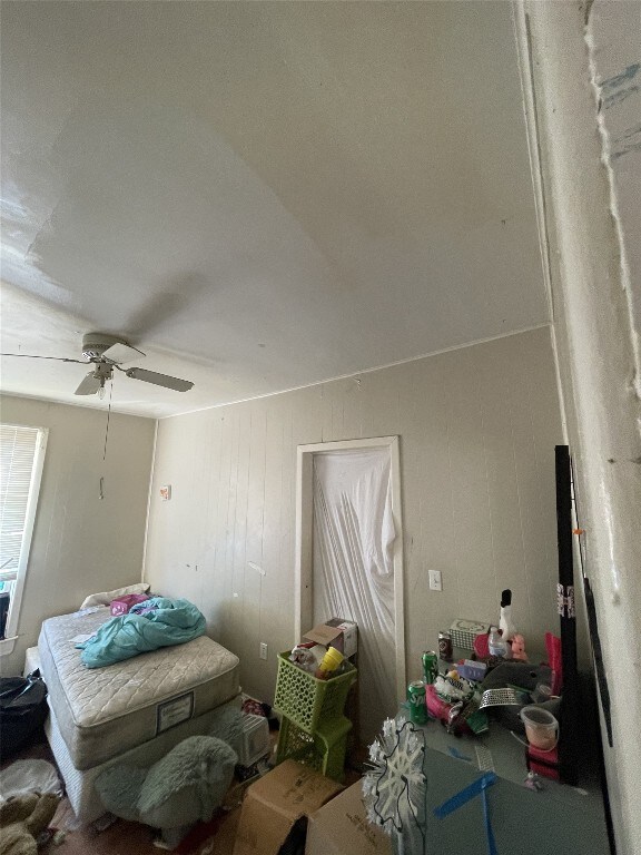 bedroom featuring ceiling fan