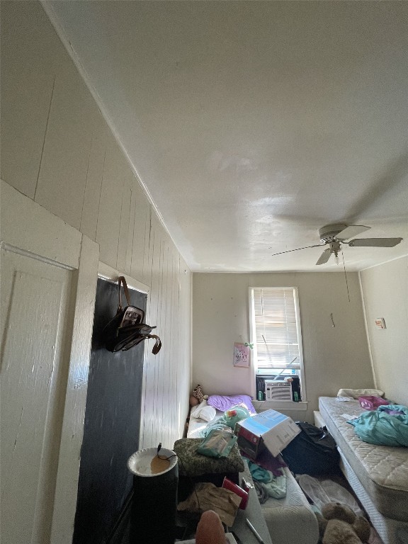 bedroom featuring ceiling fan