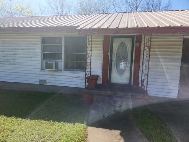 302 W 2nd St, Clarksville, TX 75426 - view of property entrance