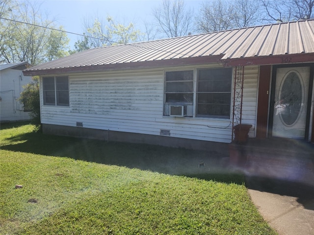 view of front facade with a front yard