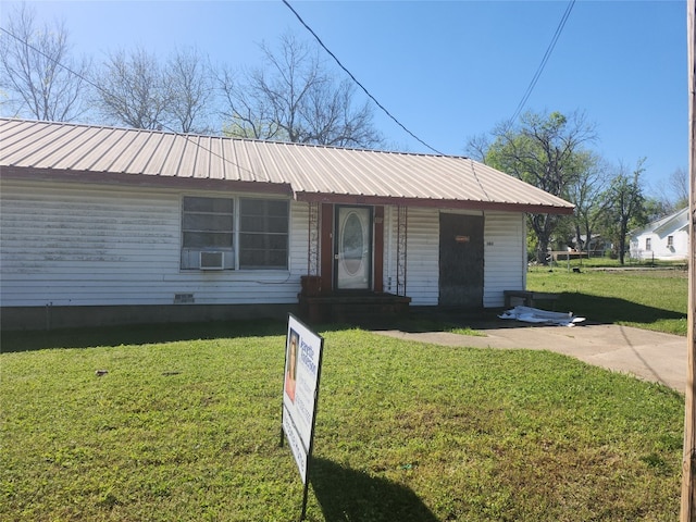 single story home featuring a front yard