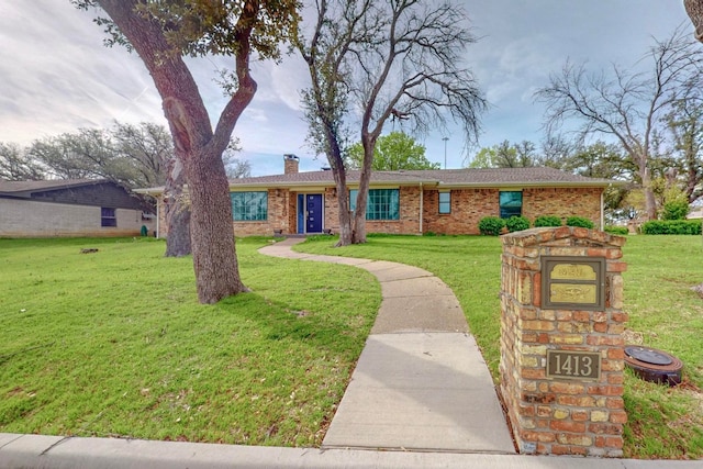 single story home with a front lawn