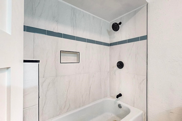 bathroom with tiled shower / bath