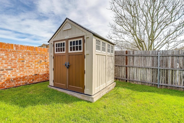 view of shed / structure featuring a yard