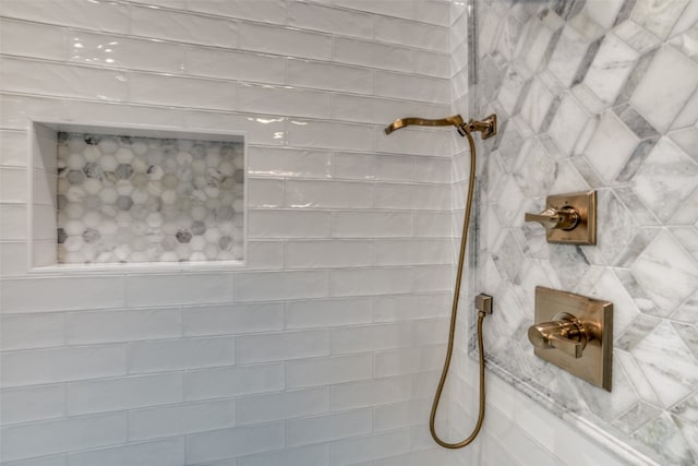 room details featuring a tile shower