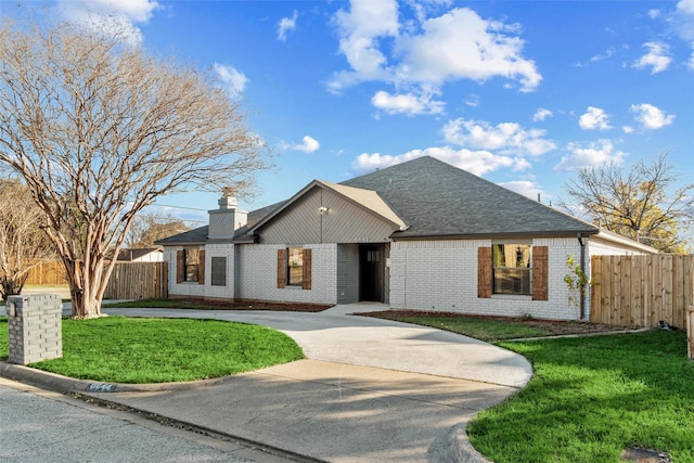 view of front of home featuring a front yard