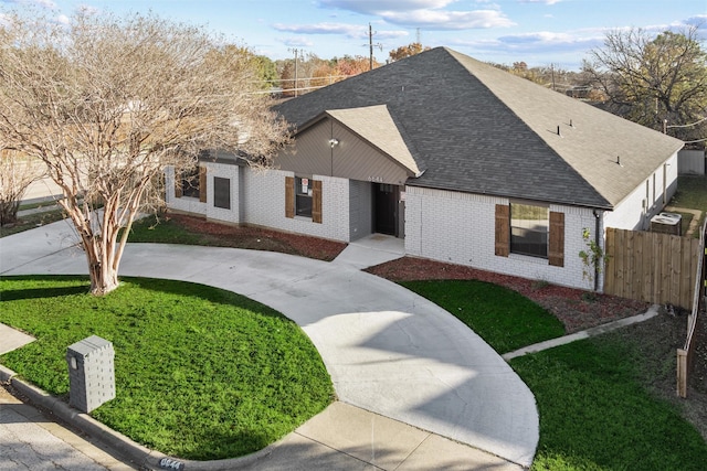 view of front of home featuring a front yard