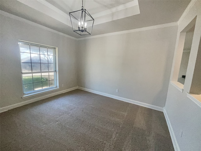 carpeted spare room featuring a tray ceiling and a notable chandelier