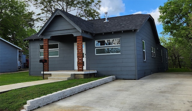 view of front facade featuring a front yard