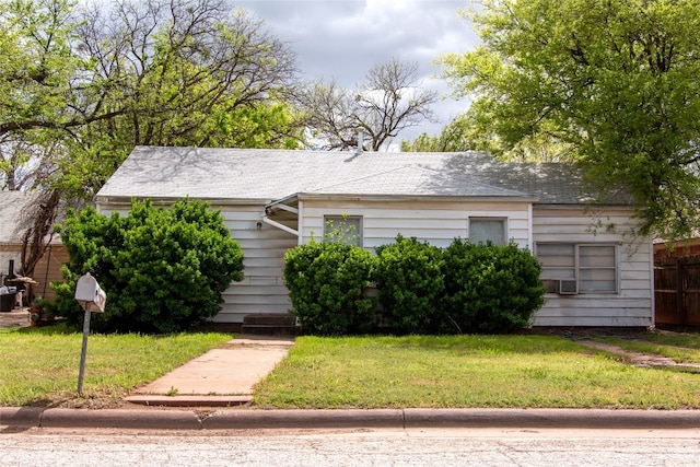 view of front of property featuring a front lawn