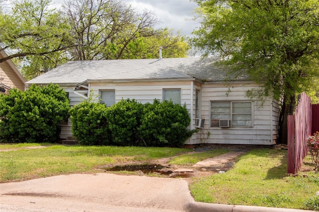 view of front of home featuring a front yard