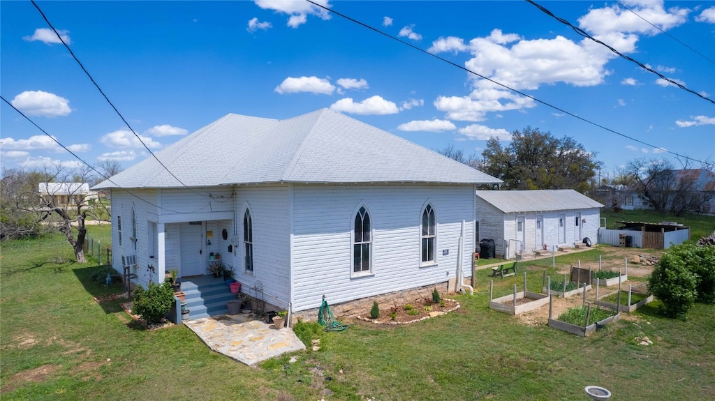 view of front facade with a front lawn