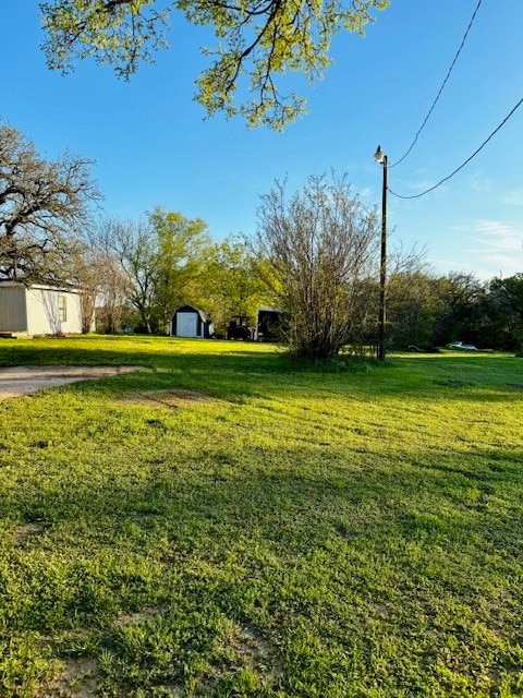 view of yard with an outdoor structure