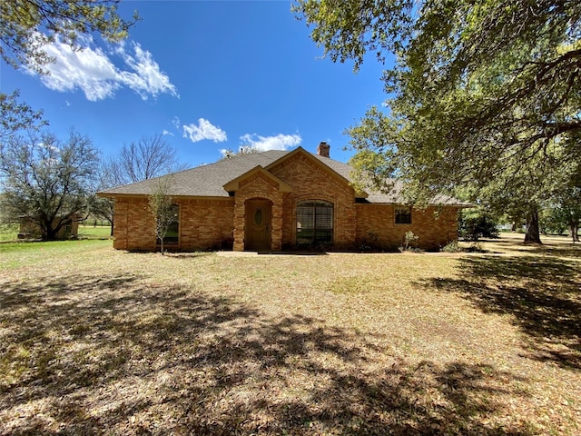 ranch-style home featuring a front lawn