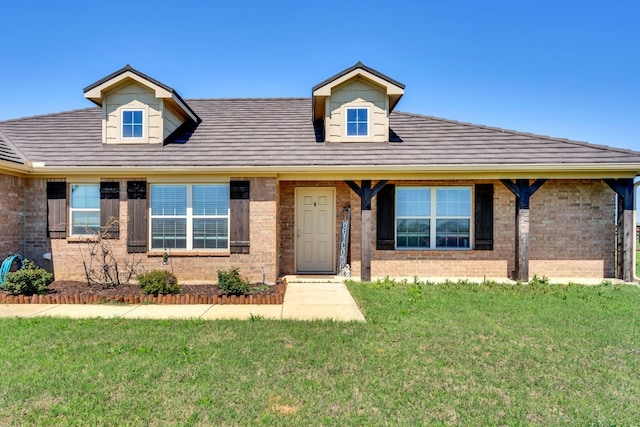 view of front of home featuring a front yard