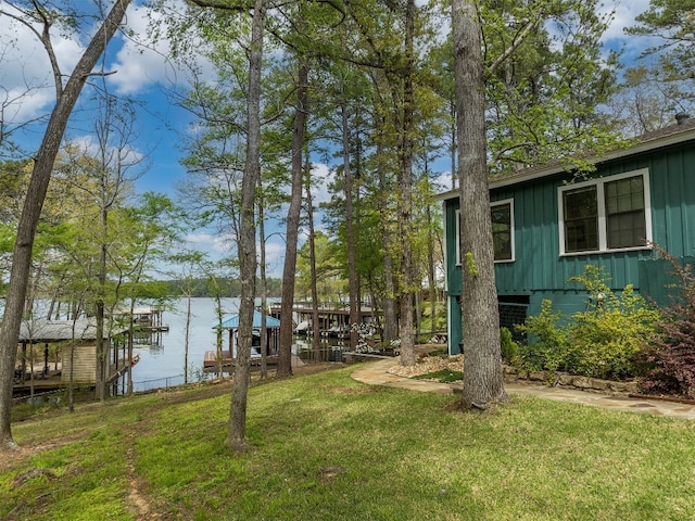 view of yard featuring a water view