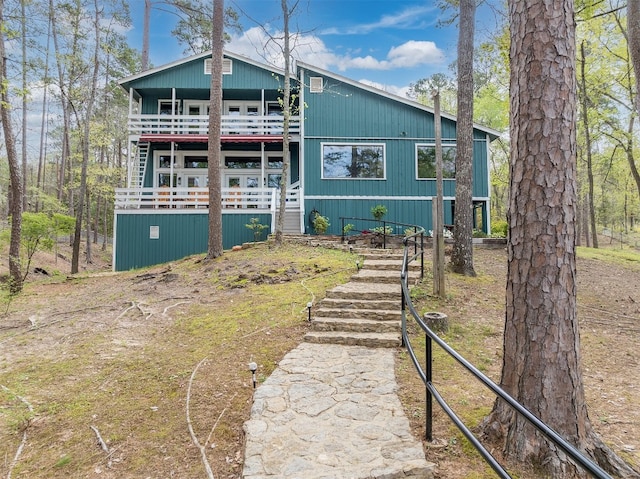 view of front of house with a balcony