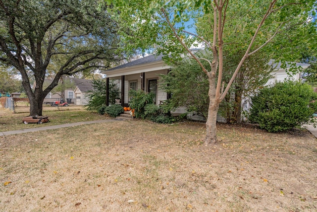 view of front of property featuring a front yard