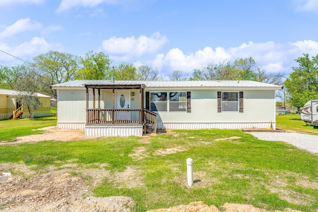 manufactured / mobile home featuring a front yard