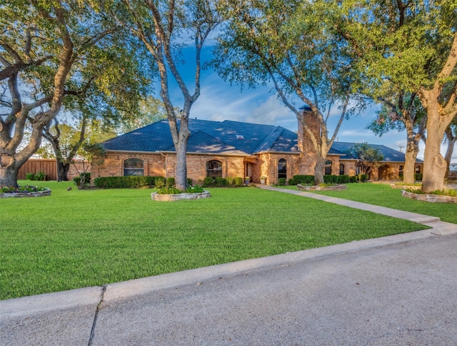 single story home featuring a mountain view and a front lawn