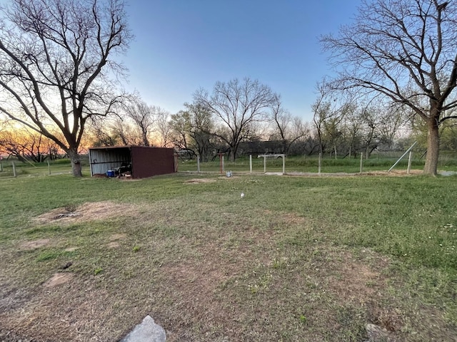 view of yard featuring an outdoor structure