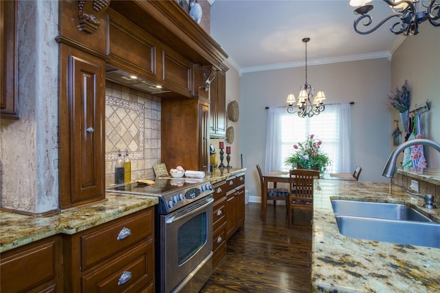 kitchen featuring a chandelier, stainless steel electric range, sink, hanging light fixtures, and dark wood-type flooring