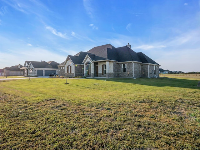 view of front of property featuring a front lawn