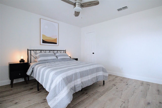 bedroom featuring light hardwood / wood-style floors and ceiling fan