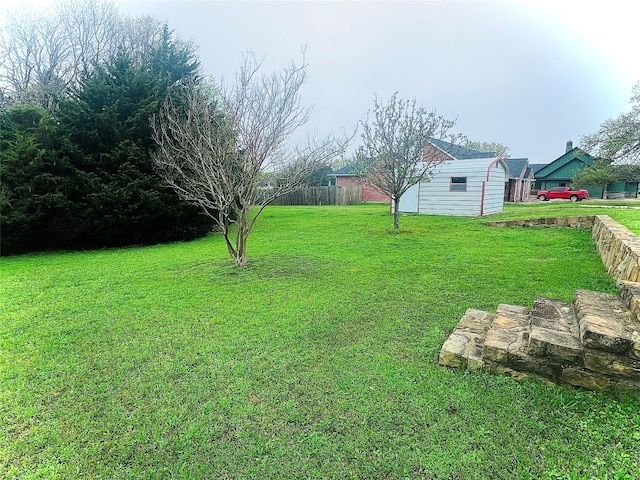 view of yard with an outdoor structure