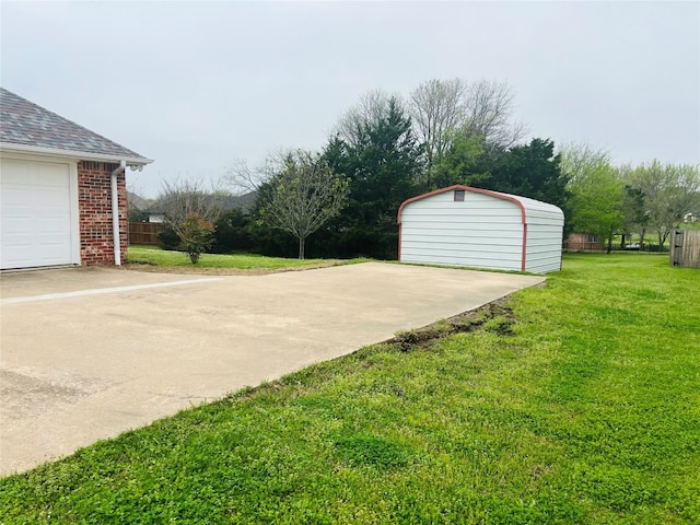 view of yard with an outdoor structure