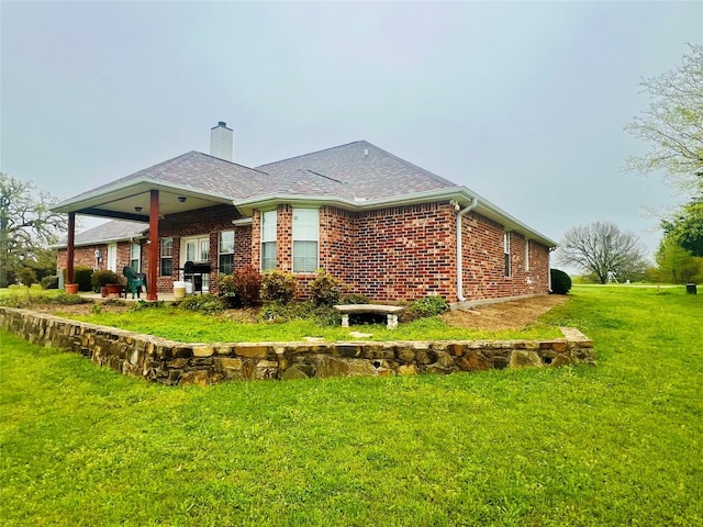 back of house featuring a lawn