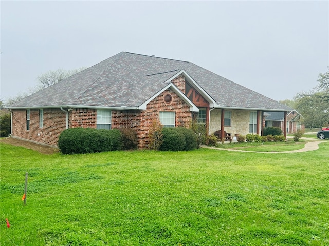 view of front of property featuring a front lawn