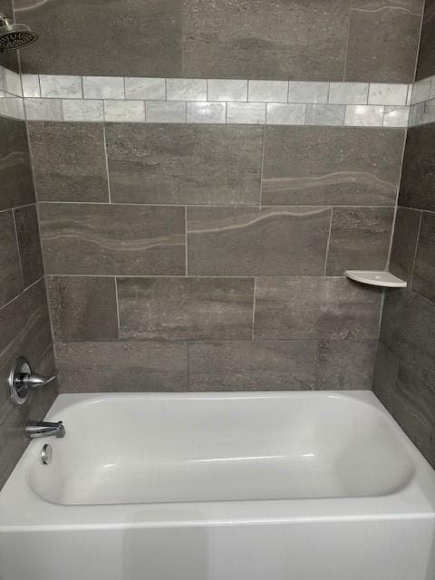 bathroom with tiled shower / bath