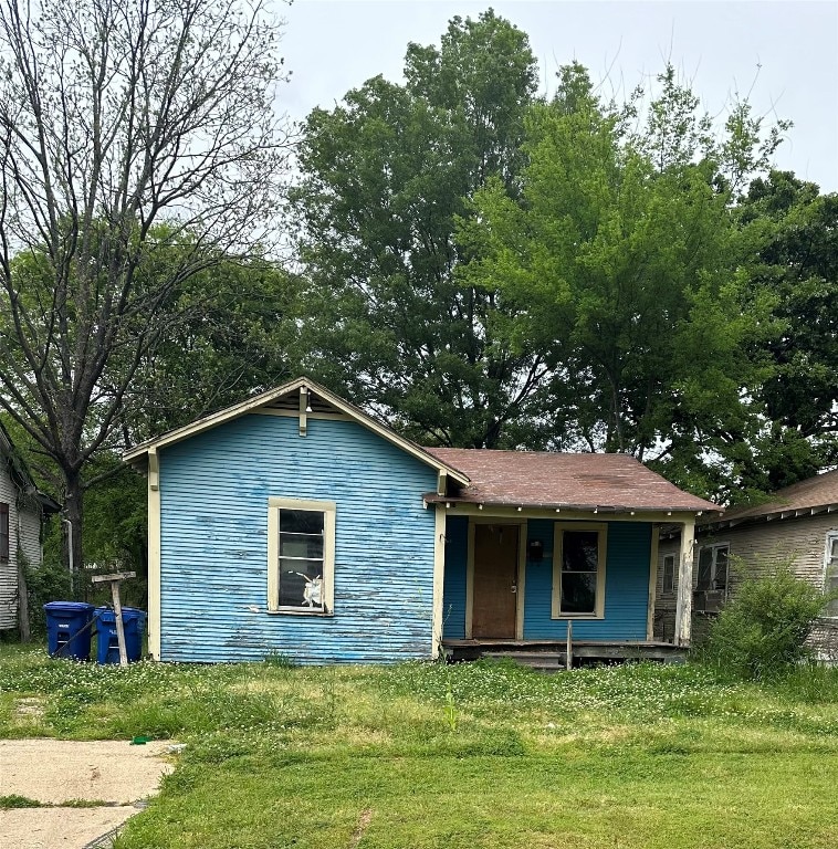 view of front of property featuring a front yard