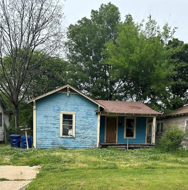 view of front of property featuring a front yard