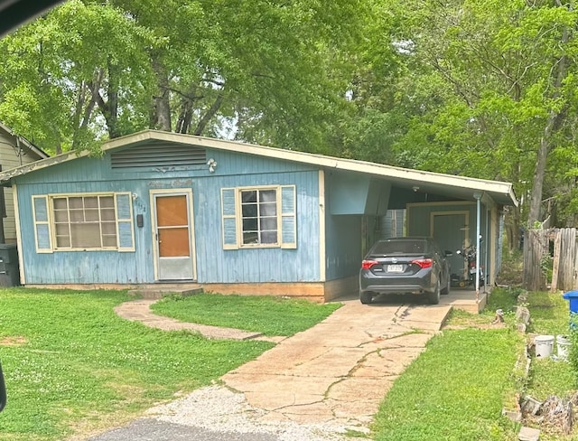 view of front facade with a front lawn and a carport