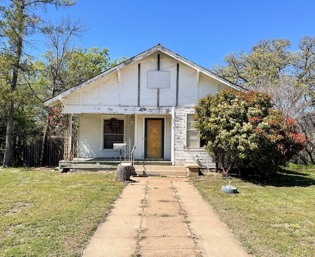 view of front of property featuring a front yard and a porch