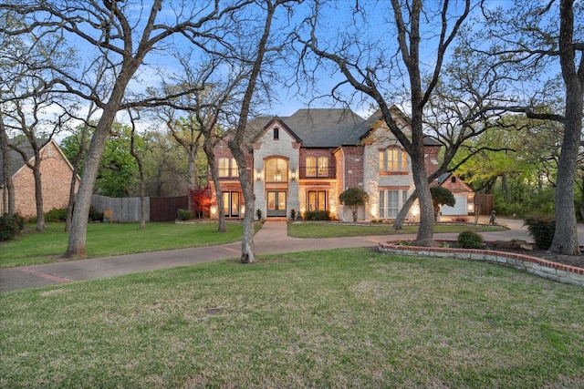 view of front facade featuring a front yard