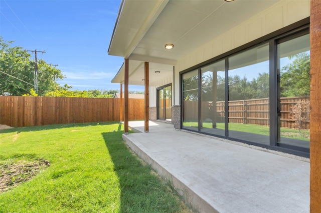 view of yard featuring a patio