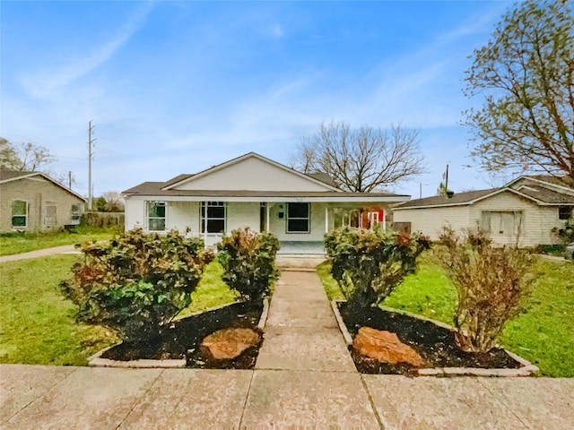 view of front facade featuring a front yard