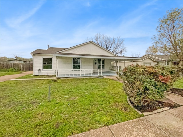 view of front facade featuring a front lawn