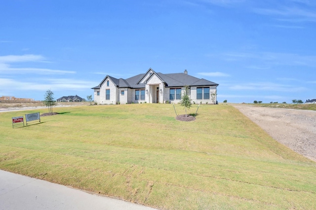 view of front of house featuring a front lawn