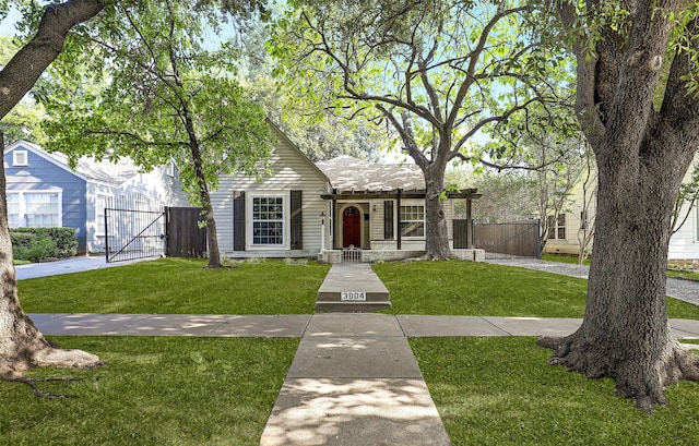 view of front facade with a front yard