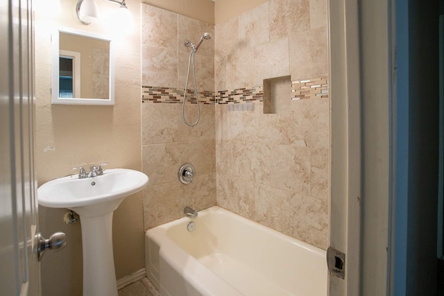 bathroom with tiled shower / bath